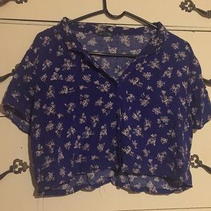 🐚 5/$25 button up blue floral crop top